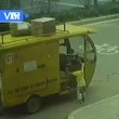 Tuk tuk incustodito in Cina: bimbo di tre anni sale e...3