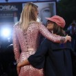 Mostra Cinema Venezia FOTO: palpatina della regista all'attrice (Ana Lily Armirpour e Suki Waterhouse).