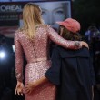 Mostra Cinema Venezia FOTO: palpatina della regista all'attrice (Ana Lily Armirpour e Suki Waterhouse).