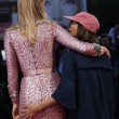 Mostra Cinema Venezia FOTO: palpatina della regista all'attrice (Ana Lily Armirpour e Suki Waterhouse).
