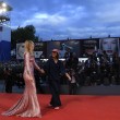Mostra Cinema Venezia FOTO: palpatina della regista all'attrice (Ana Lily Armirpour e Suki Waterhouse).