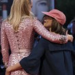 Mostra Cinema Venezia FOTO: palpatina della regista all'attrice (Ana Lily Armirpour e Suki Waterhouse).