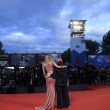 Mostra Cinema Venezia FOTO: palpatina della regista all'attrice (Ana Lily Armirpour e Suki Waterhouse).