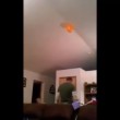 VIDEO YOUTUBE Palloncino troppo in alto? Il papà lancia il figlio in aria... 2
