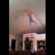 VIDEO YOUTUBE Palloncino troppo in alto? Il papà lancia il figlio in aria...
