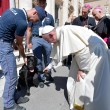 Papa Francesco accarezza Leo, cane eroe. E indossa berretto polizia