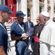 Papa Francesco accarezza Leo, cane eroe. E indossa berretto polizia 3