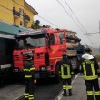 Gazzada, camion bloccato nel passaggio a livello: treno lo travolge