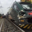 Gazzada, camion bloccato nel passaggio a livello: treno lo travolge 2