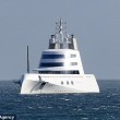 Mega yacht oligarca russo costretto a restare a largo: non entra in porto01