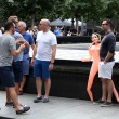 11 settembre 2001,15 anni dopo a New York: selfie con bambola gonfiabile, giovani e ricchi inglesi addio al celibato a Ground Zero