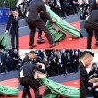 Mostra del Cinema di Venezia, attrice cinese Liang Jingke cade sul red carpet FOTO