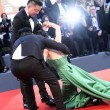 Mostra del Cinema di Venezia, attrice cinese Liang Jingke cade sul red carpet FOTO 2