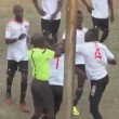 VIDEO - Zimbabwe, pugni tra arbitro e calciatore espulso