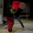 Clown appare all'improvviso nel parcheggio2