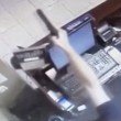 Commesso sventa rapina con la sigaretta in bocca7