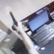 Commesso sventa rapina con la sigaretta in bocca8