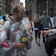 New York, indossa la spazzatura che ha prodotto nelle ultime due settimane5