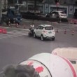 Travolto con la moto da auto, riesce a restare in piedi 2