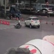 Travolto con la moto da auto, riesce a restare in piedi 4