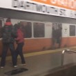 YOUTUBE Boston, fumo nella metropolitana: passeggeri sfondano finestrini08