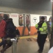 YOUTUBE Boston, fumo nella metropolitana: passeggeri sfondano finestrini07