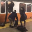YOUTUBE Boston, fumo nella metropolitana: passeggeri sfondano finestrini06