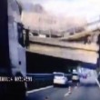 YOUTUBE Cavalcavia Lecco, momento esatto del crollo. Tir troppo pesante?