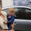 VIDEO YOUTUBE Mamma occupa il parcheggio privato. Proprietario si lamenta e lei...gli sputa