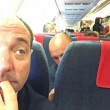 Giacomo Stucchi (Lega), selfie in aereo con rom: "Compagnia Vera low cost"01