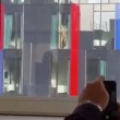 YOUTUBE Coppia ha rapporto sulla finestra dell' hotel: ripresi da vicini