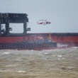 Nave in secca nella tempesta nella Manica, elicotteri portano in salvo 23 marinai 02