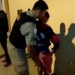 Bambino perquisito da polizia, agente lo afferra e lo rigira 10