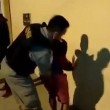 Bambino perquisito da polizia, agente lo afferra e lo rigira 9