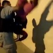 Bambino perquisito da polizia, agente lo afferra e lo rigira 5