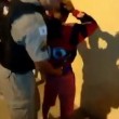 Bambino perquisito da polizia, agente lo afferra e lo rigira 2