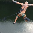 Bungee jumping estremo: ganci attaccati alla pelle2