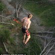 Bungee jumping estremo: ganci attaccati alla pelle