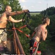 Bungee jumping estremo: ganci attaccati alla pelle5