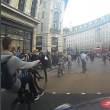 Decine ciclisti passano col rosso a Londra pedoni vengono schivati2