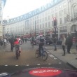 Decine ciclisti passano col rosso a Londra pedoni vengono schivati