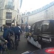Decine ciclisti passano col rosso a Londra pedoni vengono schivati7
