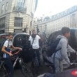 Decine ciclisti passano col rosso a Londra pedoni vengono schivati6