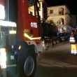 Firenze, camion rifiuti sbaglia strada e finisce giù per le scale incastrato4