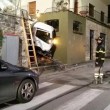 Firenze, camion rifiuti sbaglia strada e finisce giù per le scale incastrato3