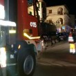 Firenze, camion rifiuti sbaglia strada e finisce giù per le scale incastrato2