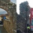 Malerba, furgoncino delle consenge distrugge l'antico arco