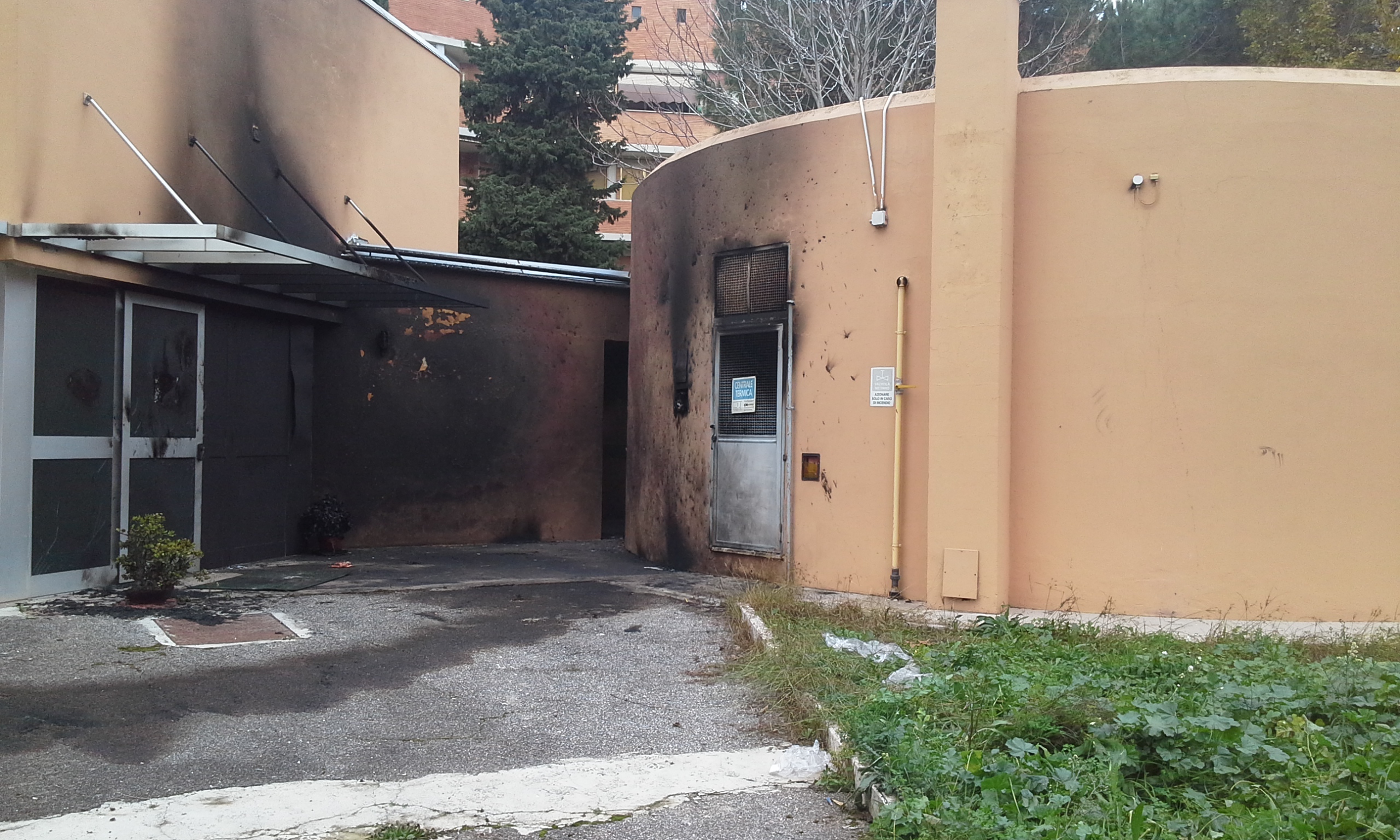 Roma, bruciano asilo8