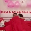 Sposini hanno un rapporto durante le nozze: imbarazzante rito in Cina3