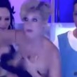 YOUTUBE La conduttrice tv Tania Llasera sposta microfono e...rimane senza maglietta 3